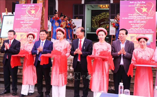 Các đại biểu thực hiện nghi thức cắt băng khai mạc chuỗi hoạt động Tuần Lễ chào mừng Ngày Di sản Văn hoá Việt Nam. Ảnh: Nguyên Lý - TTXVN