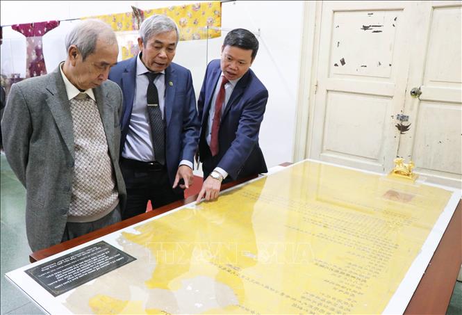 Các đại biểu tham quan trưng bày ở Tuần Lễ chào mừng Ngày Di sản Văn hoá Việt Nam. Ảnh: Nguyên Lý - TTXVN