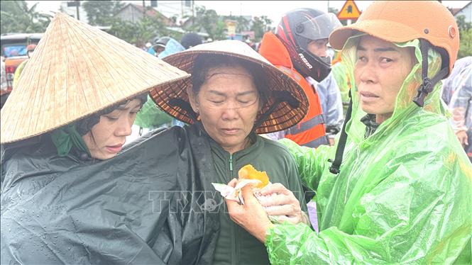 Người dân xã Hoà Thịnh (Đắk Lắk) giúp nhau trong hoạn nạn. Ảnh: Tường Quân - TTXVN