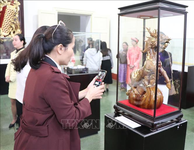 Khách tham quan trưng bày ở Tuần Lễ chào mừng Ngày Di sản Văn hoá Việt Nam. Ảnh: Nguyên Lý - TTXVN