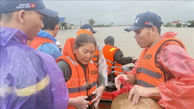 Người dân xã Hoà Thịnh, Đắk Lắk được ứng cứu sau nhiều ngày bị cô lập trong vùng ngập lũ. Ảnh: Tường Quân - TTXVN