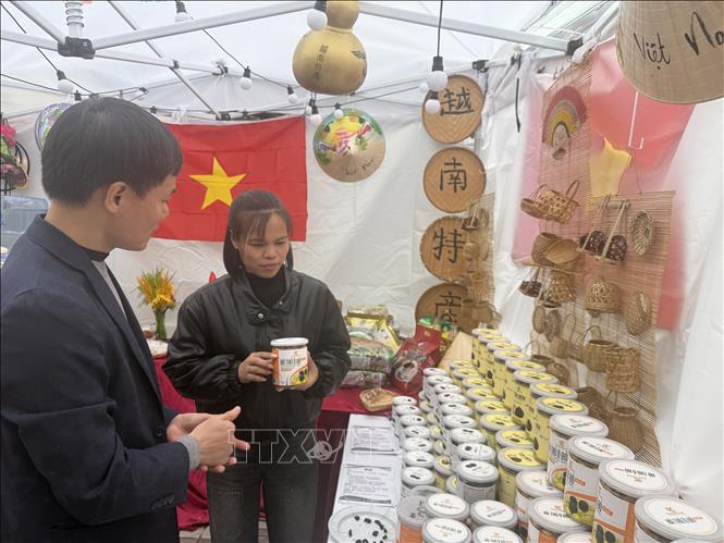 Khách hàng tìm hiểu về các mặt hàng nông sản của Việt Nam. Ảnh: Mạc Luyện - PV TTXVN tại Hong Kong (Trung Quốc) 