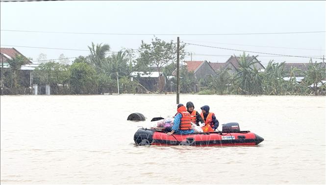 Nhiều phương tiện được lực lượng chức năng tỉnh Đắk Lắk huy động để cứu dân vùng ngập. Ảnh: Tường Quân - TTXVN
