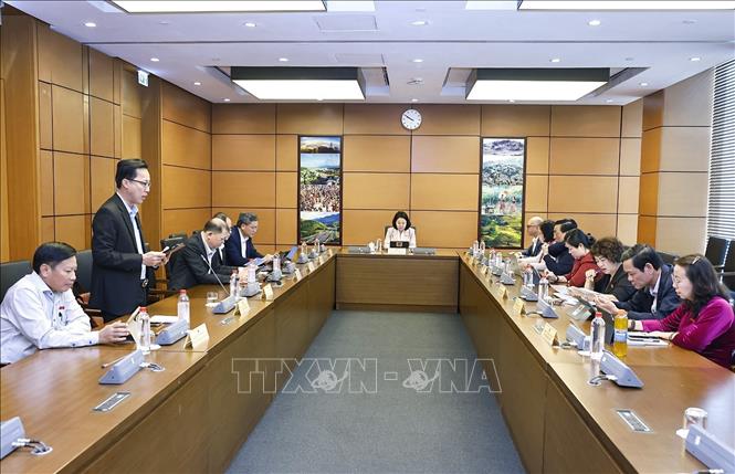 Đoàn đại biểu Quốc hội các tỉnh Sơn La và Vĩnh Long thảo luận ở tổ. Ảnh: Doãn Tấn - TTXVN