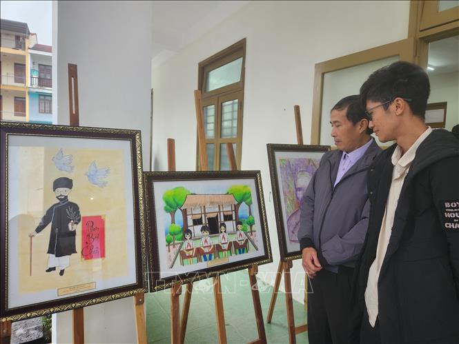Tham quan triển lãm tranh 