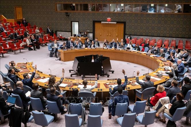 Ngày 17/11/2025, với 13 phiếu thuận và không có thành viên nào phản đối, Hội đồng Bảo an Liên hợp quốc (HĐBA LHQ) đã thông qua nghị quyết lịch sử về việc thành lập một lực lượng quốc tế tại Gaza nhằm khôi phục trật tự, bảo vệ dân thường và mở đường cho công cuộc viện trợ và tái thiết qui mô lớn tại vùng lãnh thổ này. Ảnh: Toàn cảnh một phiên họp HĐBA LHQ ở New York, Mỹ. Ảnh: THX/TTXVN