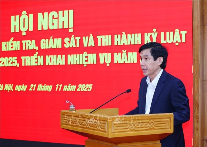 Đồng chí Nguyễn Quang Trường, Phó Bí thư Đảng uỷ, Chủ nhiệm Uỷ ban Kiểm tra Đảng uỷ các cơ quan Đảng Trung ương trình bày báo cáo tại hội nghị. Ảnh: Phương Hoa – TTXVN