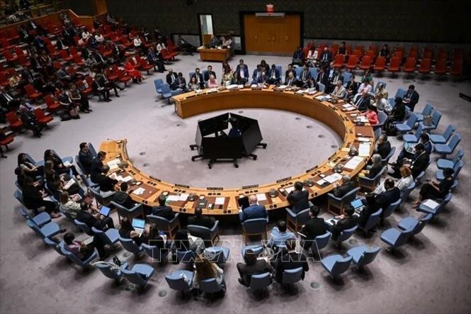 Ngày 17/11/2025, với 13 phiếu thuận và không có thành viên nào phản đối, Hội đồng Bảo an Liên hợp quốc (HĐBA LHQ) đã thông qua nghị quyết lịch sử về việc thành lập một lực lượng quốc tế tại Gaza nhằm khôi phục trật tự, bảo vệ dân thường và mở đường cho công cuộc viện trợ và tái thiết qui mô lớn tại vùng lãnh thổ này. Ảnh: Toàn cảnh một phiên họp HĐBA LHQ ở New York, Mỹ. Ảnh: IRNA/TTXVN