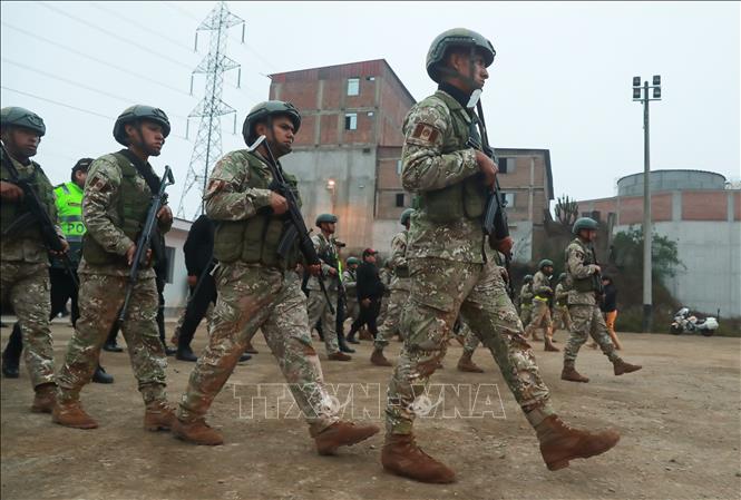 Binh sĩ Peru tuần tra trên đường phố tại Lima ngày 25/10/2025. Ảnh: THX/TTXVN