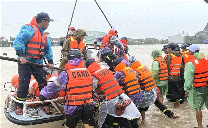 Lực lượng công an được huy động ứng cứu người dân vùng lũ ở Đắk Lắk. Ảnh: Tường Quân - TTXVN