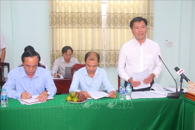 Ông Đặng Hoàng Vũ, Chủ tịch UBND xã Lương Tâm, phát biểu tại buổi làm việc. Ảnh: Duy Khương - TTXVN
