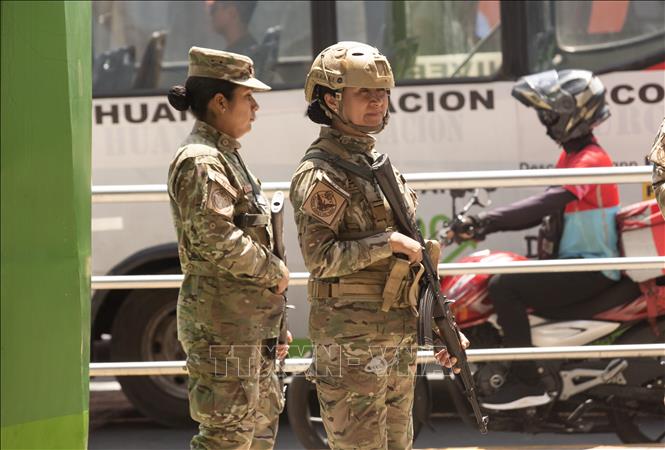 Binh sĩ Peru tuần tra trên đường phố tại Lima ngày 25/10/2025. Ảnh: THX/TTXVN