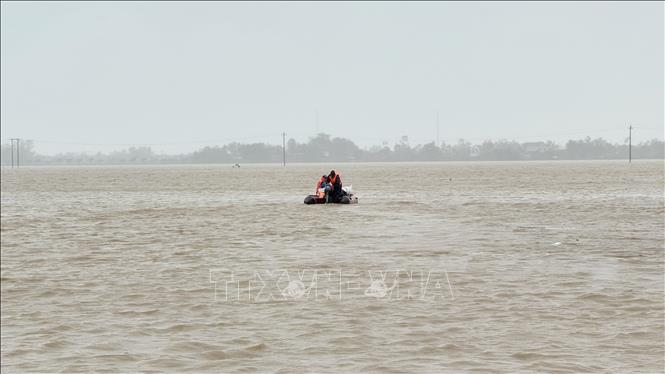 Nhiều khu vực của xã Hoà Thịnh, tỉnh Đắk Lắk vẫn ngập sâu trong sáng 21/11/2025. Ảnh: Tường Quân - TTXVN