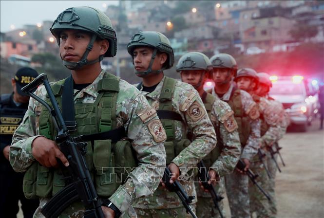 Binh sĩ Peru tuần tra trên đường phố tại Lima ngày 25/10/2025. Ảnh: THX/TTXVN