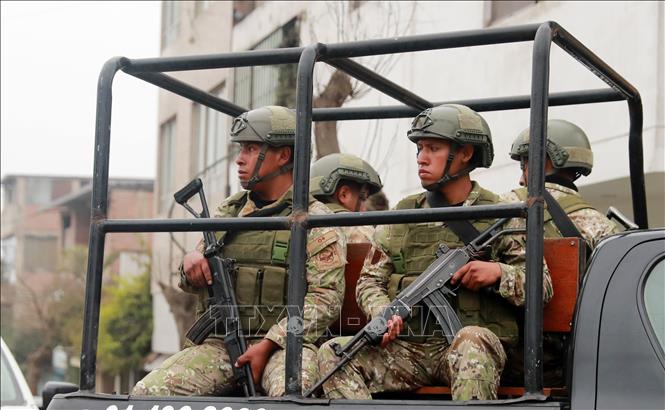 Binh sĩ Peru tuần tra trên đường phố tại Lima ngày 25/10/2025. Ảnh: THX/TTXVN