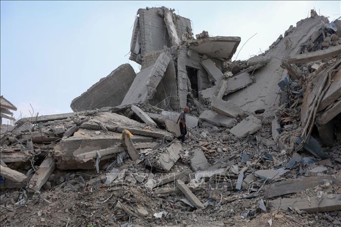 Ngày 17/11/2025, với 13 phiếu thuận và không có thành viên nào phản đối, Hội đồng Bảo an Liên hợp quốc (HĐBA LHQ) đã thông qua nghị quyết lịch sử về việc thành lập một lực lượng quốc tế tại Gaza nhằm khôi phục trật tự, bảo vệ dân thường và mở đường cho công cuộc viện trợ và tái thiết qui mô lớn tại vùng lãnh thổ này. Ảnh: Đống đổ nát do xung đột tại Dải Gaza. Ảnh: THX/TTXVN