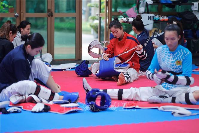 Các VĐV chuẩn bị cho buổi tập luyện. Ảnh: Minh Quyết – TTXVN
