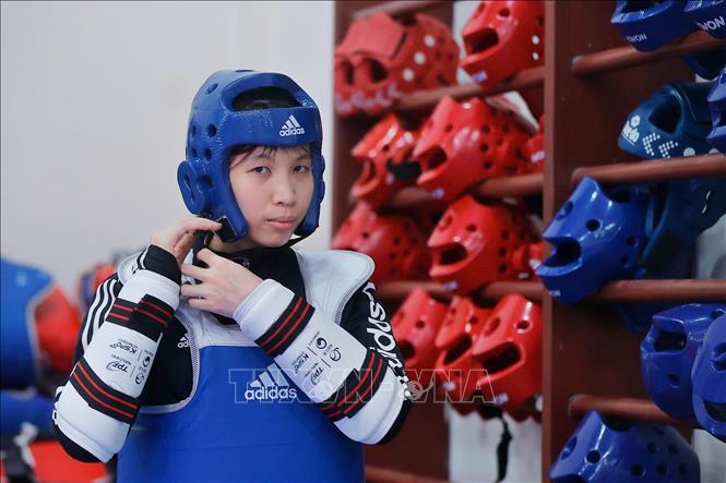 VĐV Trương Thị Kim Tuyền, đội tuyển đối kháng Taewondo quốc gia chuẩn bị cho buổi tập luyện. Ảnh: Minh Quyết - TTXVN

