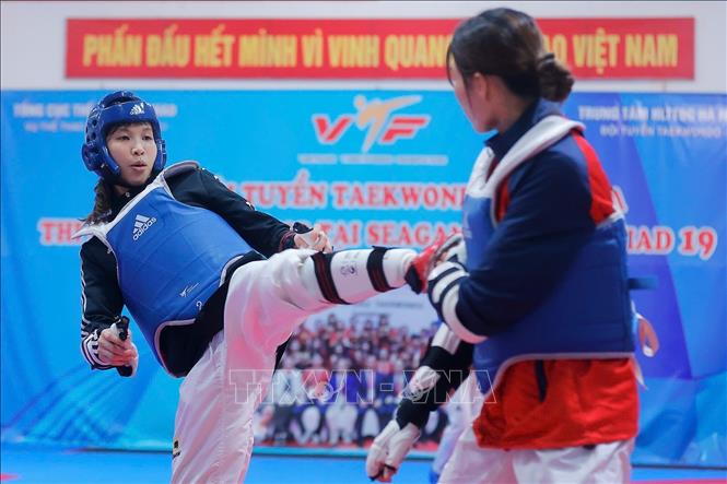 VĐV Trương Thị Kim Tuyền, đội tuyển đối kháng Taewondo quốc gia chuẩn bị cho buổi tập luyện. Ảnh: Minh Quyết - TTXVN
