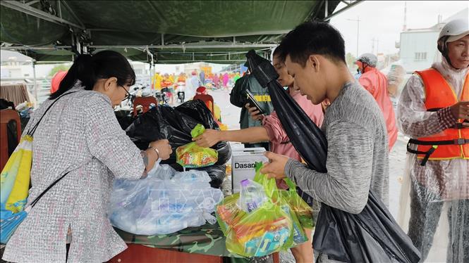 Hỗ trợ lương thực, thực phẩm cho người dân vùng lũ ở Khánh Hòa. Ảnh: Nguyễn Thành - TTXVN