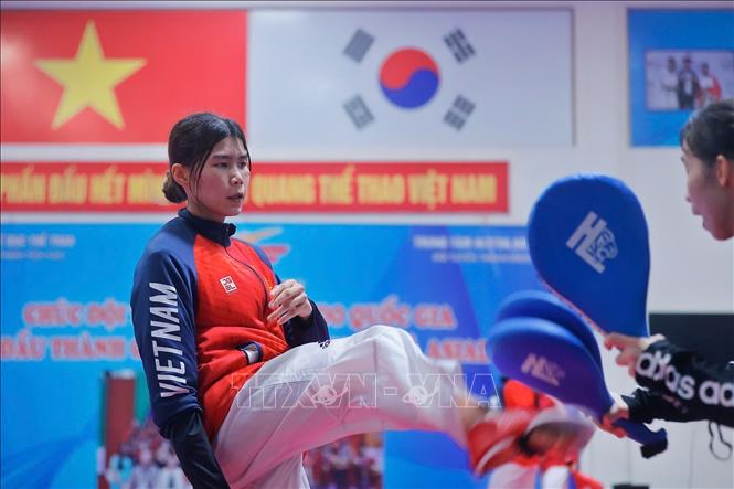 VĐV Trần Thị Ánh Tuyết, đội tuyển đối kháng Taewondo quốc gia nỗ lực tập luyện chuẩn bị cho SEA Games 33 tại Thái Lan sắp tới. Ảnh: Minh Quyết - TTXVN
 