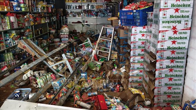 Cửa hàng kinh doanh ở phường Tây Nha Trang (Khánh Hòa) bị thiệt hại do mưa lũ. Ảnh: Nguyễn Thành – TTXVN