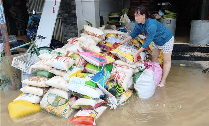 Mưa lũ khiến cửa hàng kinh doanh gạo trên đường 23 Tháng 10 (phường Tây Nha Trang, Khánh Hòa) bị thiệt hại. Ảnh: Nguyễn Thành – TTXVN