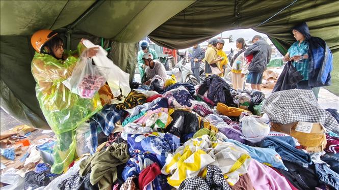 Hỗ trợ quần áo cho người dân vùng bị ảnh hưởng mưa lũ ở phường Tây Nha Trang (Khánh Hòa). Ảnh: Nguyễn Thành - TTXVN
