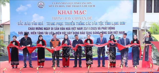 Các đại biểu cắt băng khai mạc Trưng bày. Ảnh: Anh Tuấn – TTXVN 