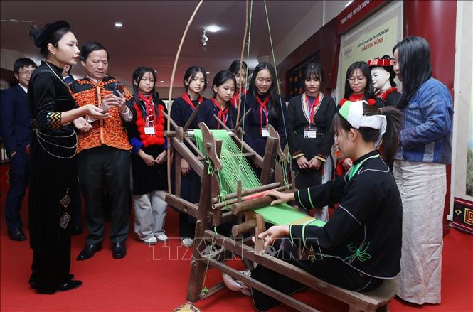 Khách tham quan tìm hiểu về dệt thổ cẩm truyền thống của người dân tộc Nùng Phàn Slình sinh sống tại xã Công Sơn, Lạng Sơn. Ảnh: Anh Tuấn – TTXVN 