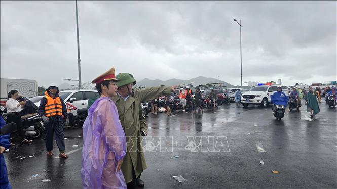 Chủ tịch UBND Khánh Hòa Trần Phong chỉ đạo ngành giao thông khẩn trương thu dọn cây đổ, đất đá sạt lở, nhanh chóng thông tuyến các huyết mạch giao thông trọng yếu của tỉnh. Ảnh: Đặng Tuấn - TTXVN 