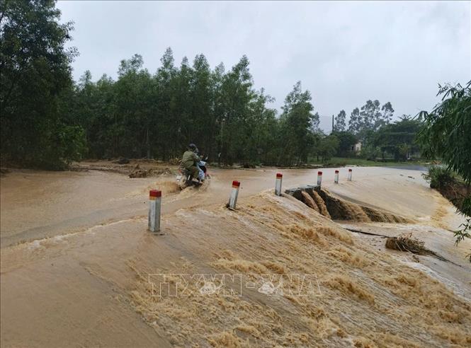 Một đoạn ngập nước trên quốc lộ 29 gây khó khăn cho phương tiện lưu thông. Ảnh: Tuấn Anh - TTXVN