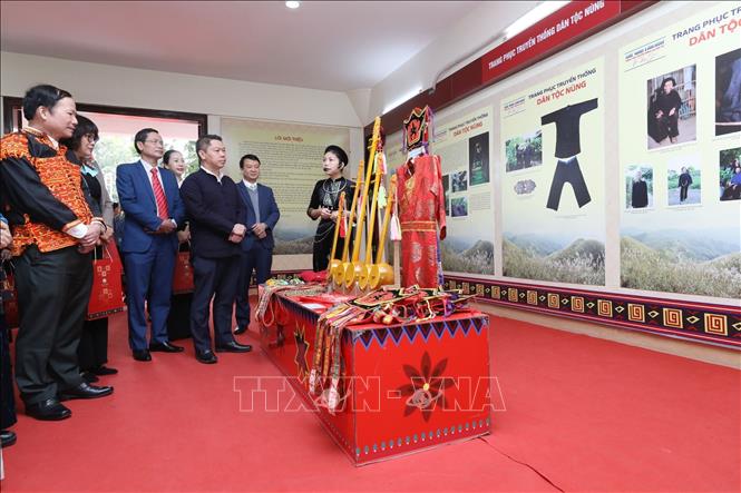 Khách tham quan Trưng bày. Ảnh: Anh Tuấn – TTXVN 