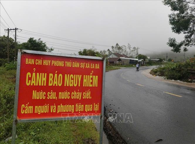 Chính quyền địa phương đặt biển cảnh báo nguy hiểm tại một vị trí trên Quốc lộ 29, đoạn qua xã Ea Bá, tỉnh Đắk Lắk. Ảnh: Tuấn Anh - TTXVN