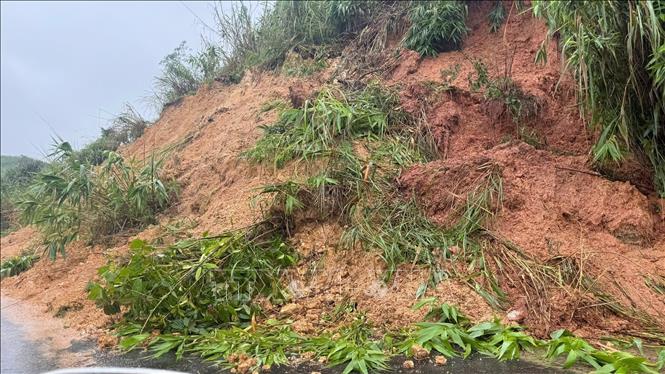 Sạt lở trên đường Đông Trường Sơn hướng về Quốc lộ 29 đi phía Đông tỉnh Đắk Lắk. Ảnh: Nguyên Dung - TTXVN