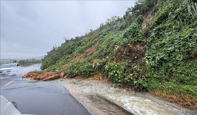 Một vị trí sạt lở trên đường Đông Trường Sơn hướng về Quốc lộ 29, nối phía Tây với phía Đông tỉnh Đắk Lắk. Ảnh: Nguyên Dung - TTXVN