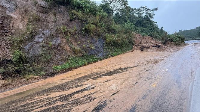 Một tuyến đường nối phía Tây với phía Đông tỉnh Đắk Lắk bị sạt lở do mưa lũ. Ảnh: Nguyên Dung - TTXVN