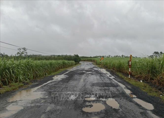 Quốc lộ 29 nối phía Tây với phía Đông tỉnh Đắk Lắk, một tuyến đường huyết mạch, bị hư hỏng nặng do mưa lũ. Ảnh: Tuấn Anh - TTXVN