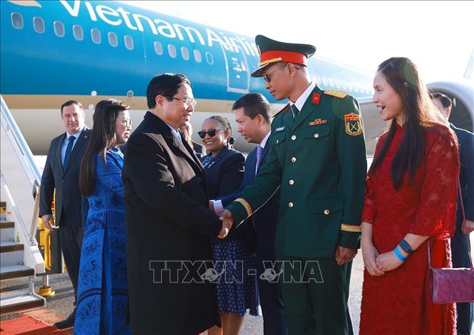Cán bộ, nhân viên Đại sứ quán đón Thủ tướng Phạm Minh Chính và Phu nhân tại sân bay O.R. Tambo, Johannesburg, Nam Phi. Ảnh: Dương Giang-TTXVN

