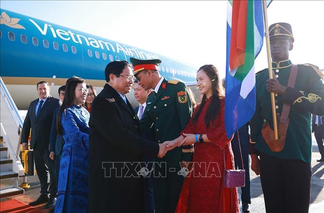 Cán bộ, nhân viên Đại sứ quán đón Thủ tướng Phạm Minh Chính và Phu nhân tại sân bay O.R. Tambo, Johannesburg, Nam Phi. Ảnh: Dương Giang-TTXVN

