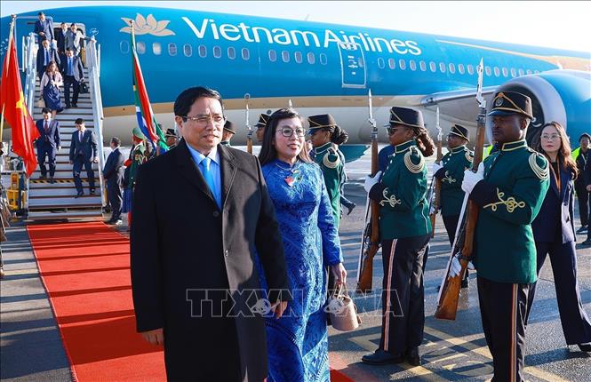 Lễ đón Thủ tướng Phạm Minh Chính và Phu nhân tại sân bay O.R. Tambo, Johannesburg, Nam Phi. Ảnh: Dương Giang-TTXVN