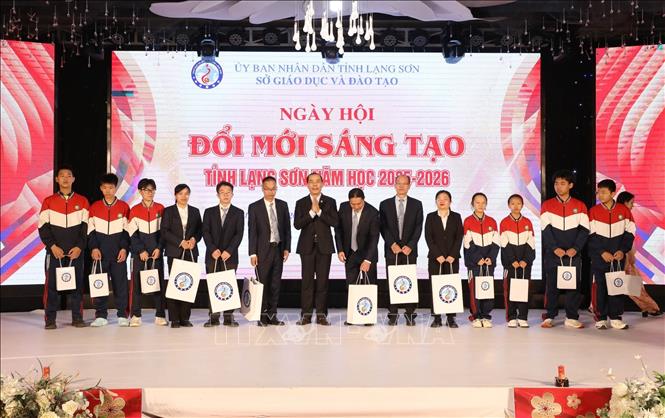 Tặng quà đoàn cán bộ, giáo viên, học sinh trường thực nghiệm Ninh Minh, TP. Sùng Tả, Quảng Tây, Trung Quốc tham dự Ngày hội. Ảnh: Anh Tuấn – TTXVN