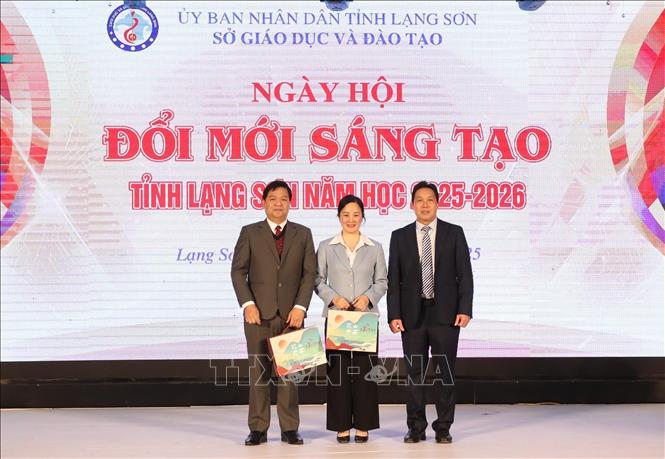 Đại diện đoàn cán bộ, giáo viên, học sinh trường thực nghiệm Ninh Minh, TP. Sùng Tả, Quảng Tây, Trung Quốc tặng quà Sở Giáo dục và Đào tạo tỉnh Lạng Sơn tại Ngày hội. Ảnh: Anh Tuấn – TTXVN