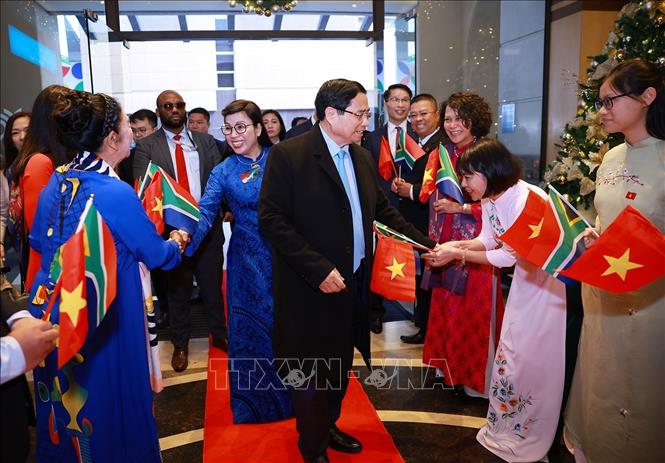 Cán bộ, nhân viên Đại sứ quán và cộng đồng người Việt Nam tại Nam Phi đón Thủ tướng Phạm Minh Chính và Phu nhân. Ảnh: Dương Giang-TTXVN
