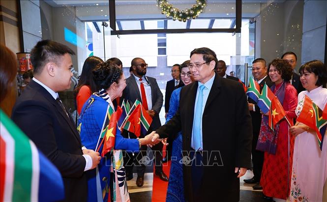 Cán bộ, nhân viên Đại sứ quán và cộng đồng người Việt Nam tại Nam Phi đón Thủ tướng Phạm Minh Chính và Phu nhân. Ảnh: Dương Giang-TTXVN
