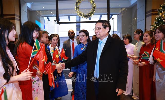 Cán bộ, nhân viên Đại sứ quán và cộng đồng người Việt Nam tại Nam Phi đón Thủ tướng Phạm Minh Chính và Phu nhân. Ảnh: Dương Giang-TTXVN
