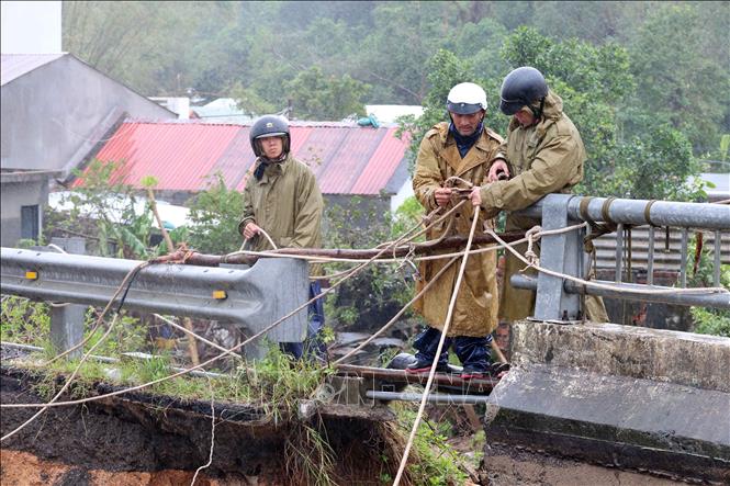 Dùng dây thừng để vận chuyển lương thực qua cầu Lò Gốm. Ảnh: Phạm Kha - TTXVN