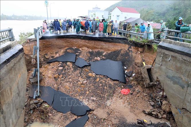 Sập mố cầu Lò Gốm do nước lũ tại Đắk Lắk. Ảnh: Đỗ Trưởng – TTXVN