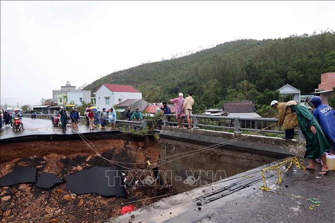 Mố cầu Lò Gốm bị sập do nước lũ. Ảnh: Đỗ Trưởng – TTXVN