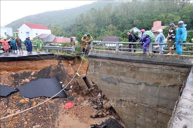 Người dân mạo hiểm vịn lan can qua cầu Lò Gốm. Ảnh: Đỗ Trưởng – TTXVN